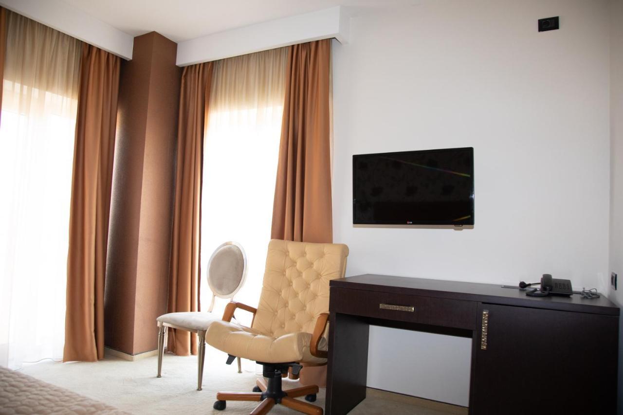 Hotel Palace Severin Дробета-Турну Северин Екстериор снимка