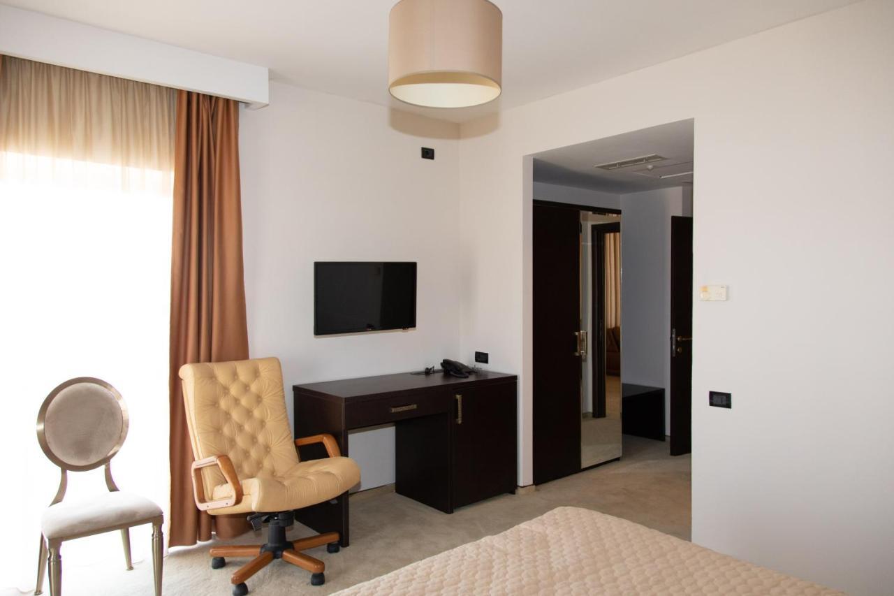 Hotel Palace Severin Дробета-Турну Северин Екстериор снимка